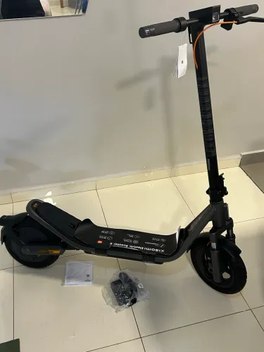 Patinete Xiaomi Scooter 6 Rodas 12 polegadas e potência motor de 800watts