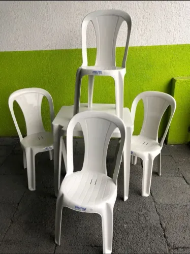 Conjunto de Mesa e Cadeiras de Plástico Novas 182Kg