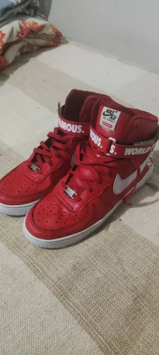 Tênis estilo Nike Air Force 1 High World Famous Supreme tamanho 42. Cor Vermelha.