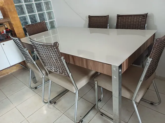 Mesa com 6 cadeiras