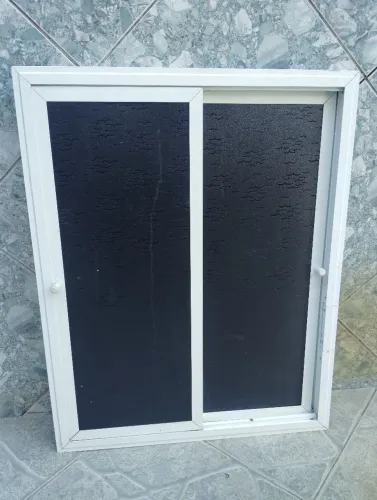Porta para pia de cozinha de alumínio na cor branca com chapa de acrílico preta
