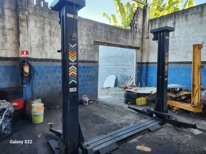 Elevador automotivo Sthal Box 4000 dois motores