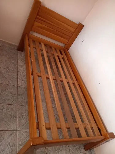 Coma de solteiro em madeira
