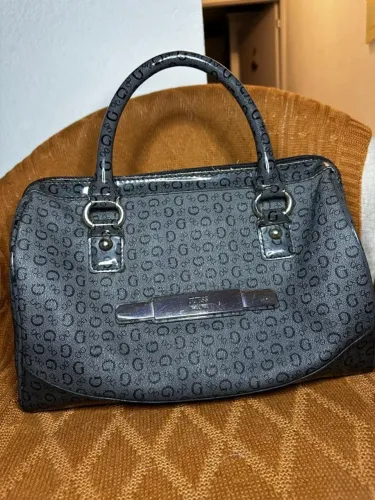 Bolsa GUESS Logo Monogram Satchel / Top Handle