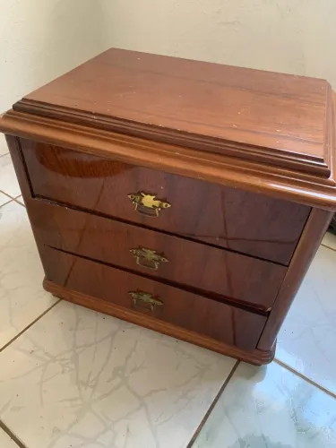 Vende-se criado de madeira, envernizado, com 3 gavetas
