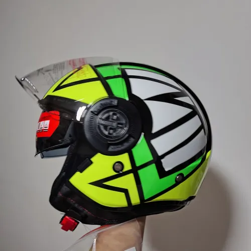 Capacete MT viale amarelo e verde aberto com óculos 