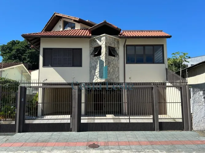 Casa à venda em Capoeiras - Florianópolis | Espaço, conforto e sofisticação