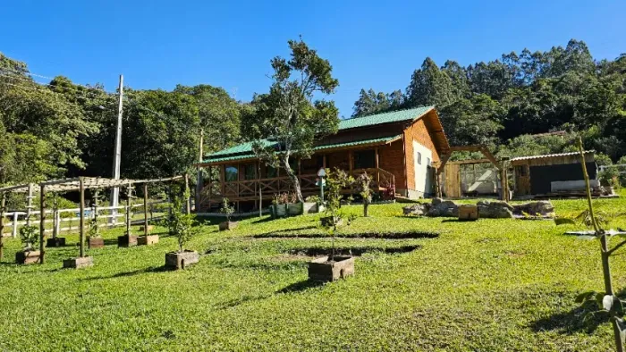 Linda chácara com terreno plano e casa mobiliada (porteira fechada) em Águas Mornas