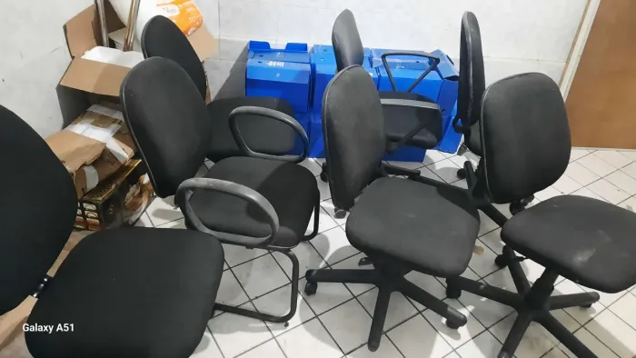 8 Cadeiras de escritórios 100 reais cada.