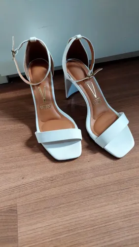 Sandália Vizzano branca tam. 36