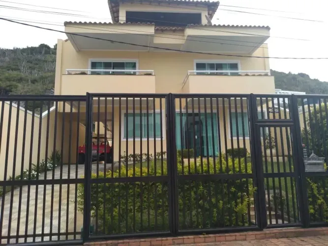 Casa para venda com 260 metros quadrados com 6 quartos