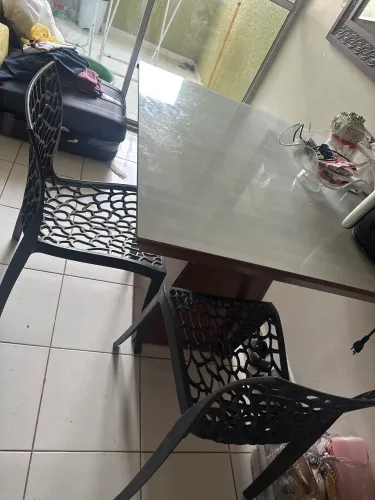 Mesa de jantar com duas cadeiras