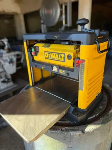 Desengrossadeira Dewalt portátil semi nova