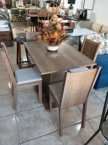 Mesa com 4 cadeiras