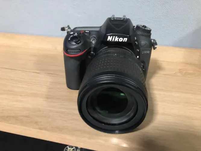 Camera Nikon D7200 com lente 18-105mm e acessórios