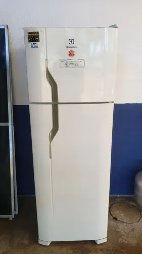 Geladeira Electrolux 331L Frost Free