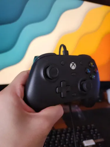 Controle Gamesir para Xbox Series X/S com fio