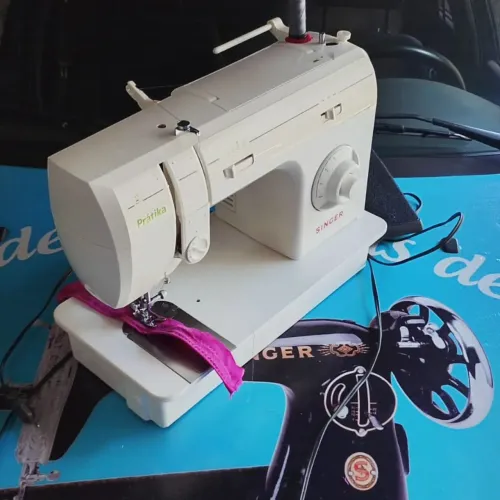 Máquina de costura Reta e Zig Zag Singer!