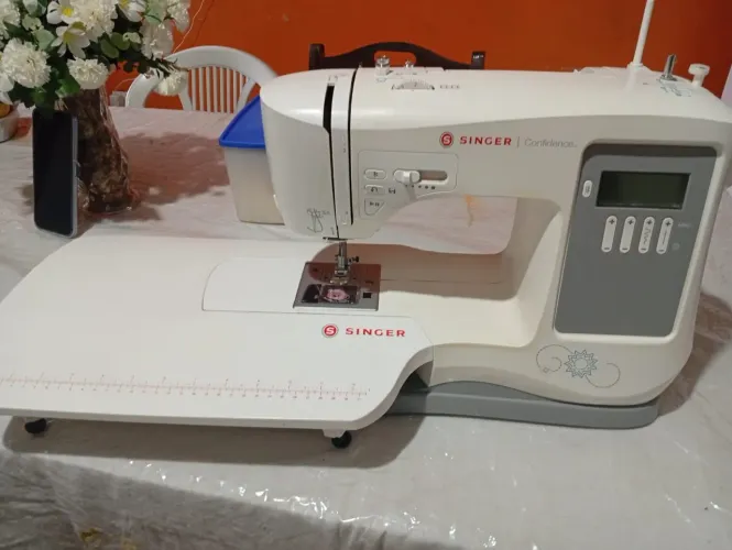 Máquina de costura eletrônica Singer confidence 7640