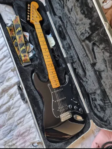 Guitarra squier classic vibe 70 com case gator