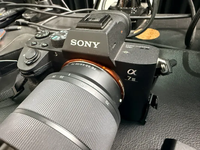 Câmera Sony A7 3 Full Frame bônus Lente do kit 28/70 3.5-5.6 com estabilização de imagem