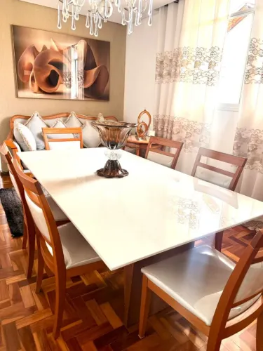 Mesa de jantar em ótimo estado, com 6 cadeiras plastificadas e com feltros nos pés.