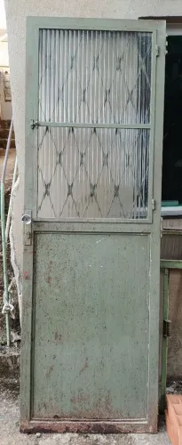Porta de ferro com fechadura e vidro 