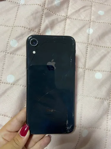 Celular iPhone XR é 128gb tela trincada e com traseira de quebrada