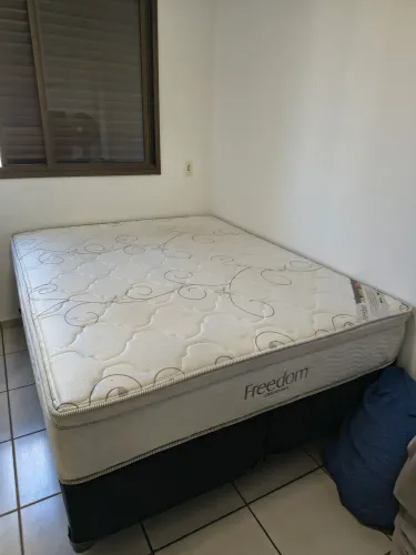 Colchão casal Queen Ortobom semi novo.