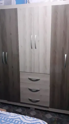 Vendo guarda roupas grande 6 portas+3 gavetas- seminovo e conservado. Não entrego.