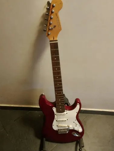 Guitarra semi nova.