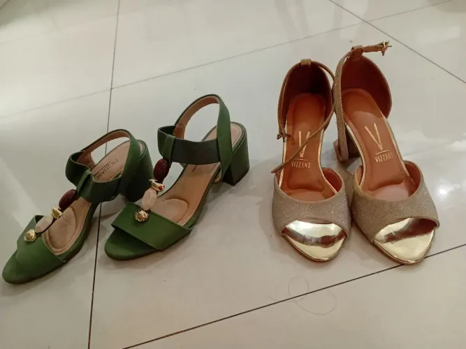 Vendo 2 pares de sandálias semi novas.