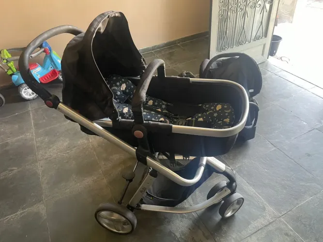 Carrinho de bebê 5 em 1 pouco usado com todas as peças 