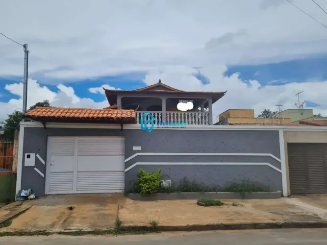 VENDO GRANDE CASA NO BAIRRO MONTE CARMELO COM 4 QUARTOS DE OPORTUNIDADE