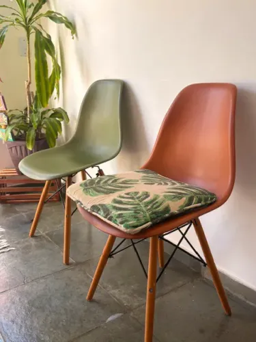 Par de Cadeiras Charles Eames Eiffel - Tons Terrosos (Verde e Terracota) - Base Madeira 