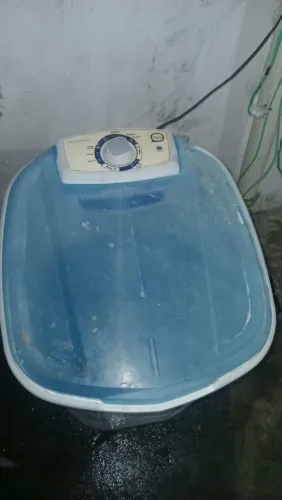Vendo tanquinho pega 10kl quebrado um pouquinho só a tampa, funcionando normal.