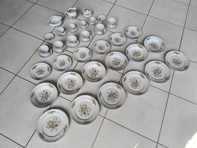Conjunto de 43 louças de porcelana Schmidt