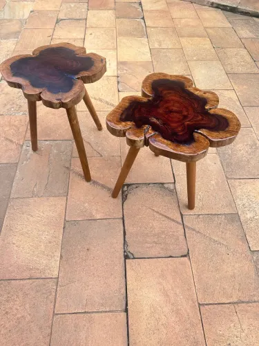 Mesa lateral resinada no epóxi madeira pau-ferro