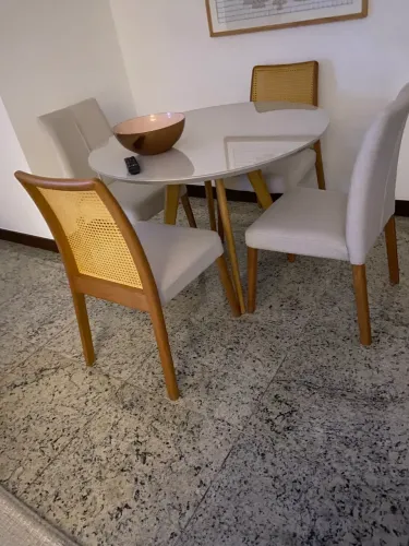 Mesa da Abracasa e cadeiras