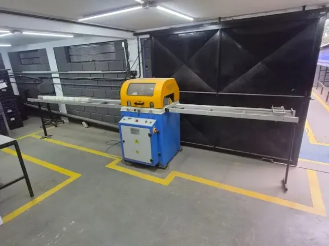 Máquina de corte ALUMICENTRO CM 504