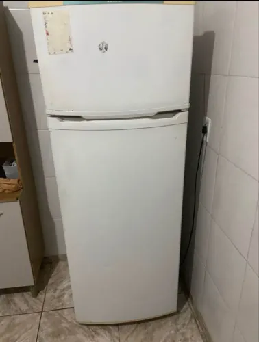 Vende se geladeira