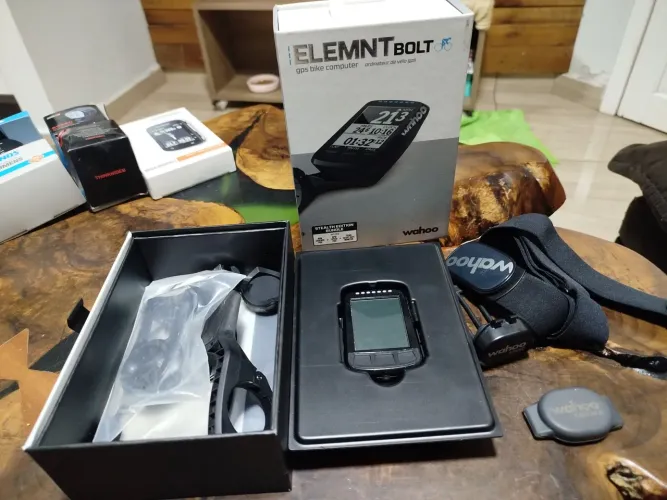 GPS Wahoo Elemnt Bolt para bicicleta, completo com sensores e suportes.