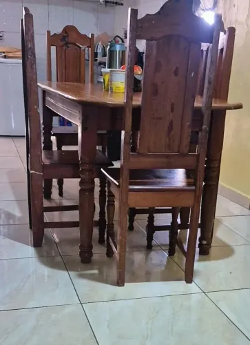 Mesa de madeira com 6 cadeira
