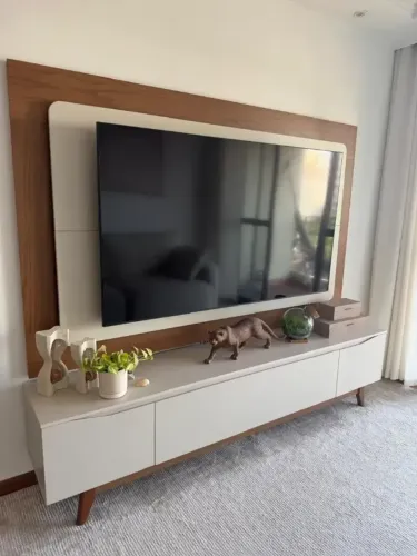 Painel Oslo C/ Fita Led Off White + Rack Flynt Off White (Usado)