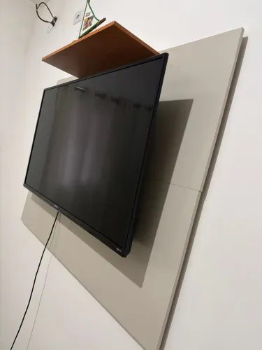 PAINEL PARA TV 55 POLEGADAS - off white e freijó