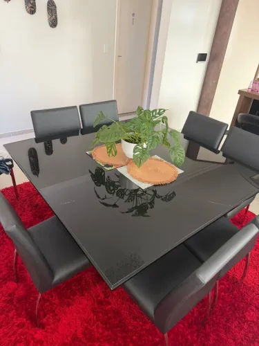 Mesa de vidro com 8 cadeiras