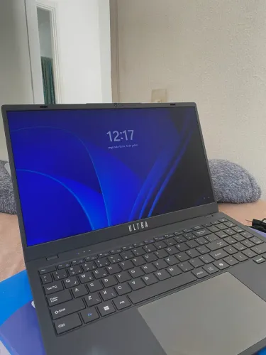 Notebook Ultra com caixa carregador e manual