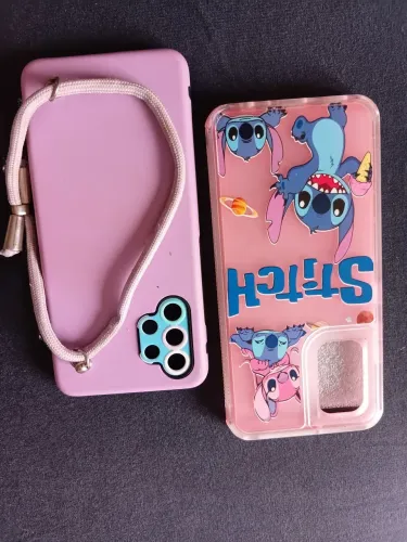 Duas capinhas de celular, a lilás já foi usada a rosa está nova na caixa