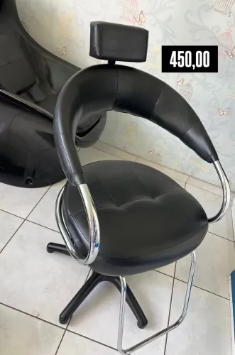 Cadeira de Salão Seminova - Confortável, Ajustável e Pronta para Uso Profissional!