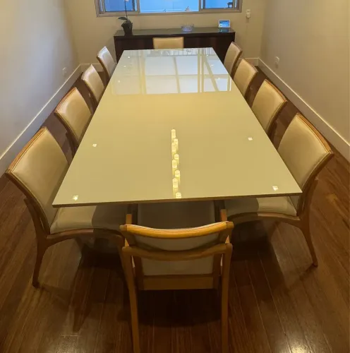 Mesa de jantar em madeira com tampo de vidro branco